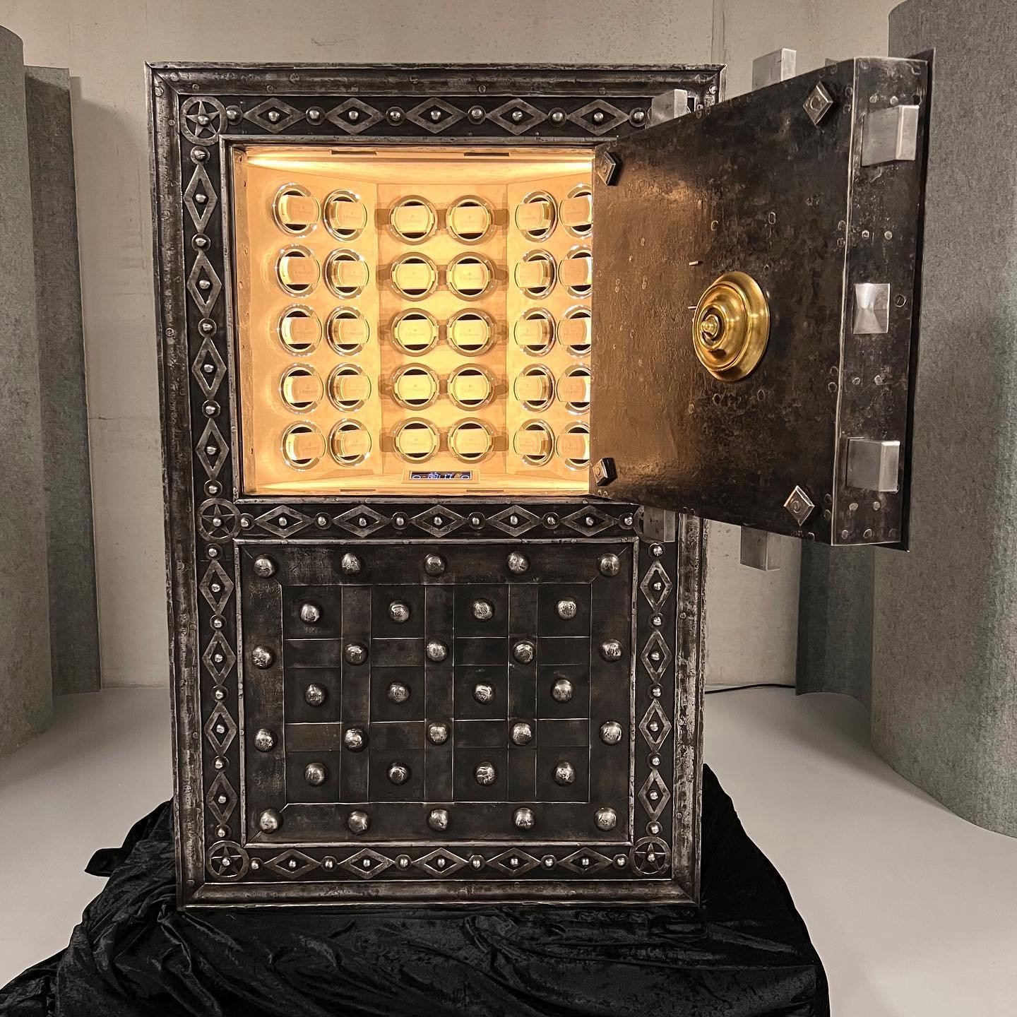 Every Döttling safe is breathtaking. Our fully restored antique Legends are even a little more.